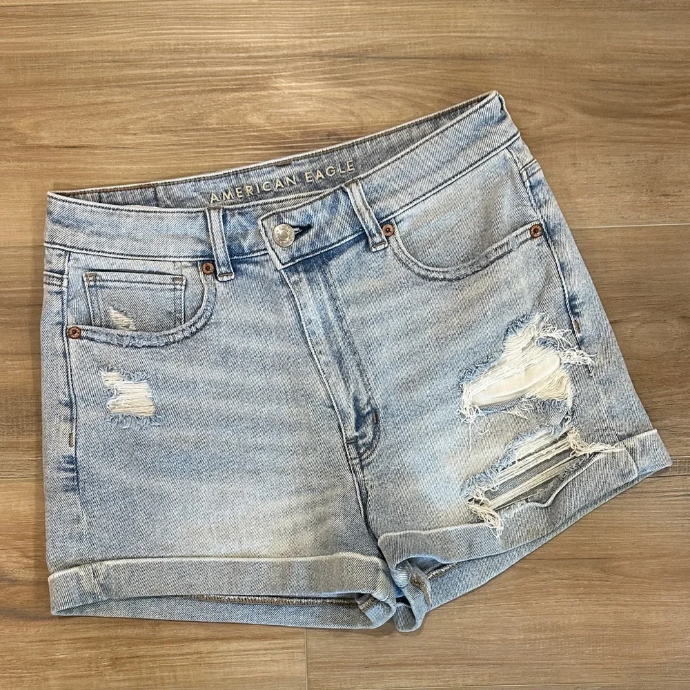 American Eagle Outfitters Light Wash Ripped Jean Shorts sz 6 - Picture 1 of 4